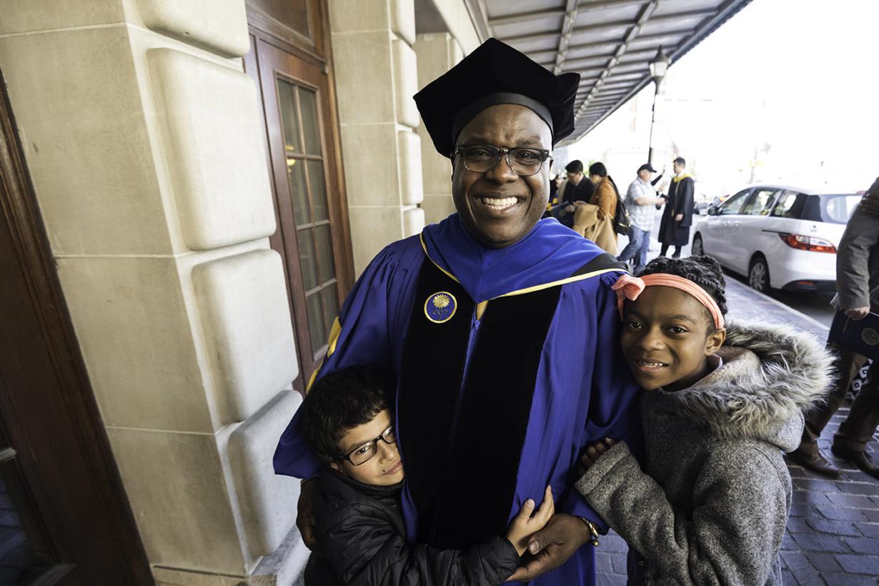 毕业典礼在伊士曼剧院举行，博士毕业生和他的孙子们一起庆祝