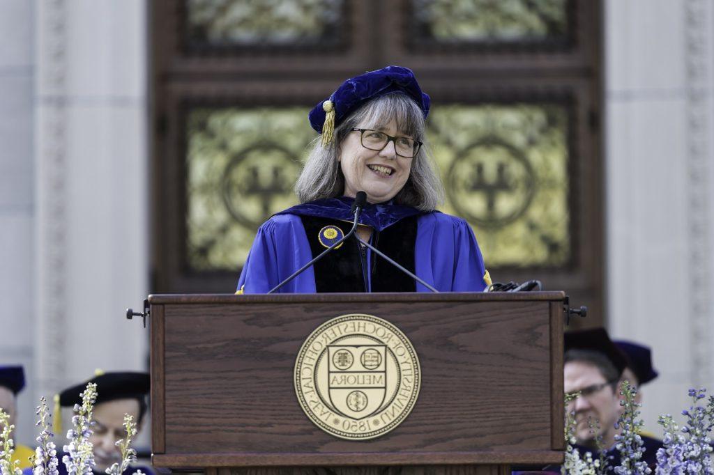 唐娜·斯特里克兰, 诺贝尔奖获得者，物理学教授, 滑铁卢大学在毕业典礼上致辞.