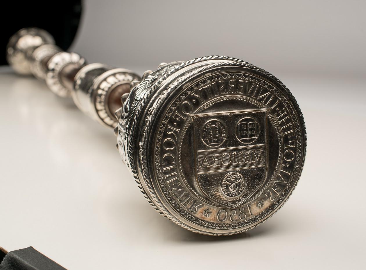 罗彻斯特大学的权杖和警棍，上面有梅利欧拉的标志